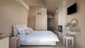 Double Room, Sea View | In-room safe, desk, soundproofing, free WiFi