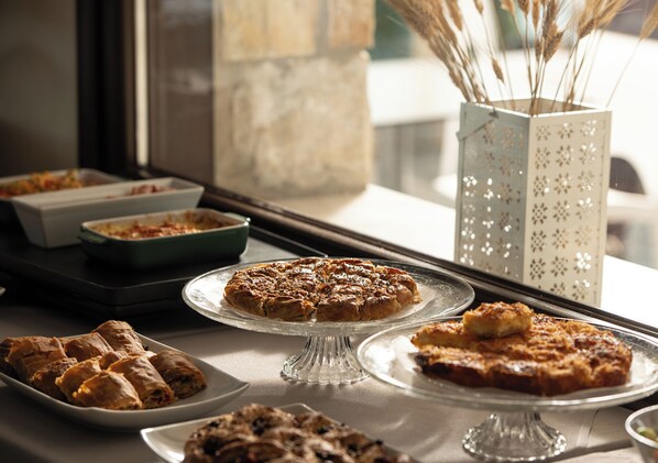 بوفيه فطور مجانًا يوميًا