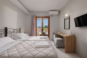 Habitación Confort con 1 cama matrimonial o 2 individuales, vista al jardín | Caja de seguridad en la habitación, escritorio y cortinas blackout