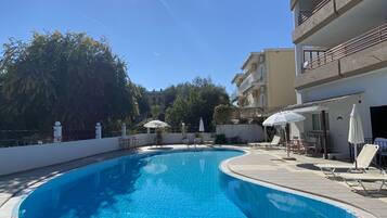 AuĂenpool, geöffnet von 05:30 Uhr bis 20:00 Uhr, Sonnenschirme