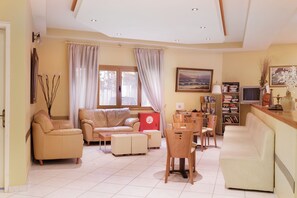 28-inch TV with cable channels - Louvre Hotel (Corfu)