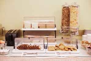 Free daily buffet breakfast - Louvre Hotel (Corfu)