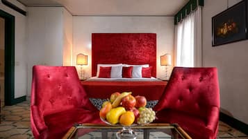 Habitación doble Deluxe | Edredón, minibar, caja de seguridad en la habitación y escritorio