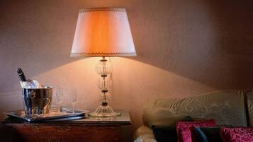 Deluxe-Doppelzimmer | Daunenbettdecken, Minibar, Zimmersafe, Schreibtisch