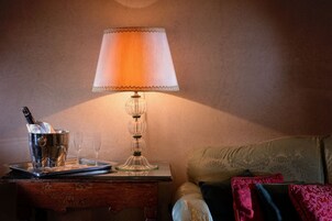 Cubrecamas, minibar, caja de seguridad en la habitación y escritorio 