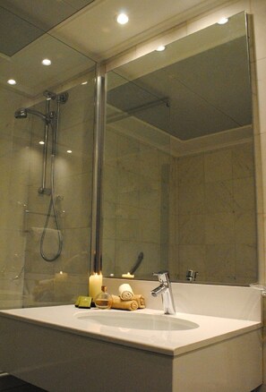 Suite | Bathroom | Free toiletries, hair dryer, slippers, bidet - Palazzo del Giglio (Venice)