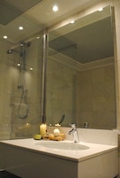 Suite | Bagno | Set di cortesia gratuito, asciugacapelli, pantofole, bidet