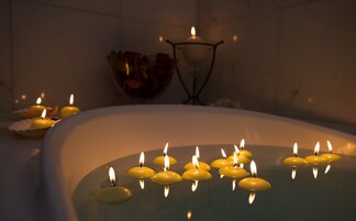 Habitación Deluxe doble | Baño | Artículos de higiene personal gratuitos, secador de pelo y zapatillas