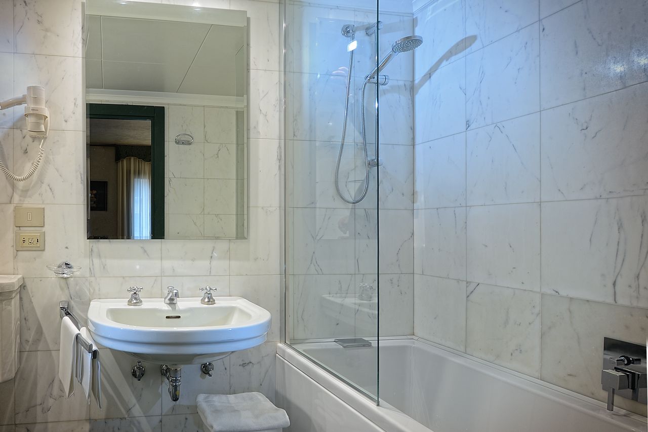 standard double room | bathroom | free toiletries, hair dryer, slippers, bidet
