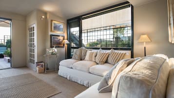 Roof Garden Suite | Sala de estar | Televisión de pantalla plana y reproductor de DVD