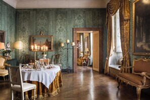 Minibar, in-room safe, individually decorated, individually furnished - Residenza Napoleone III (Rome)