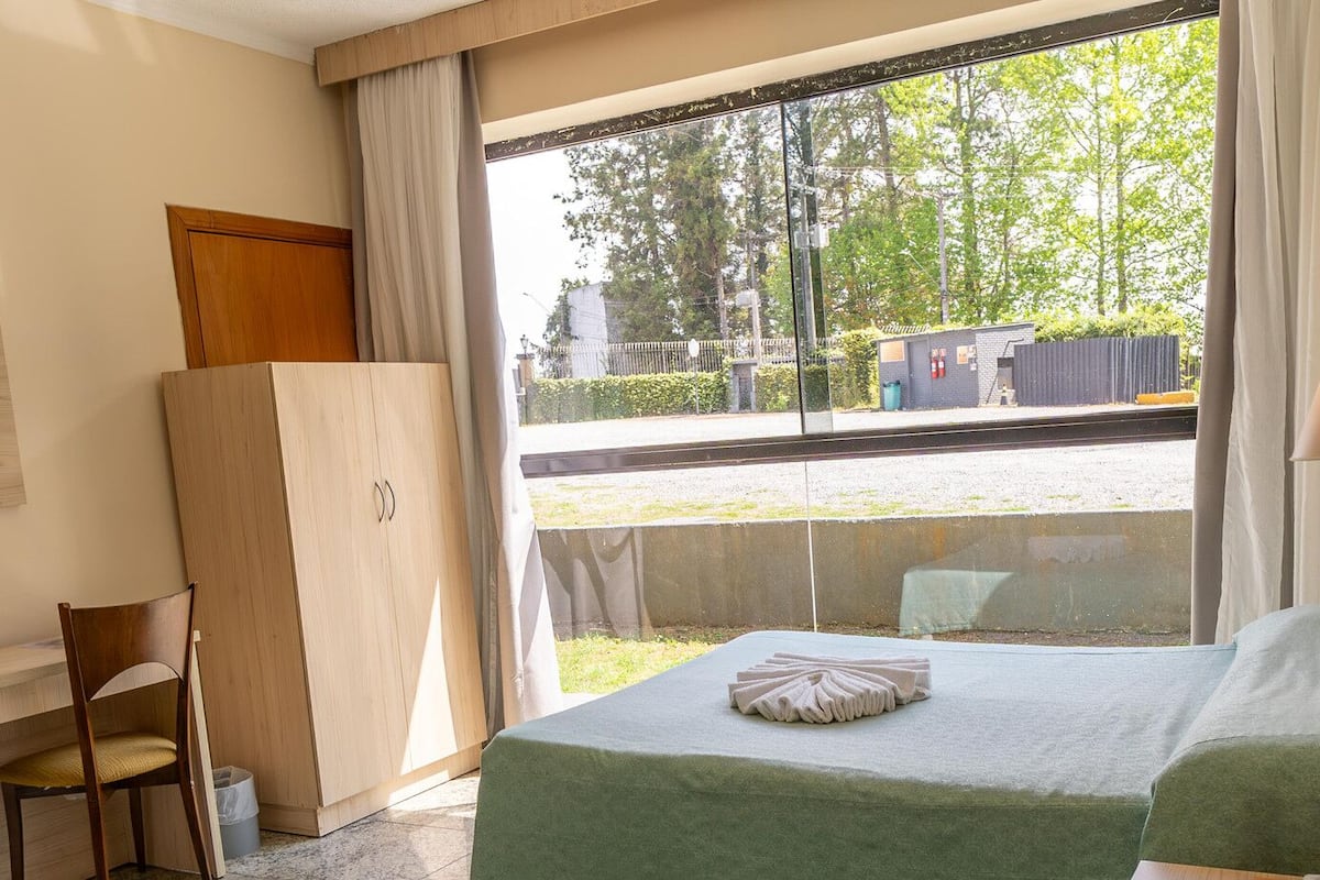 Minibar, blackout drapes, free cribs/infant beds, bed sheets