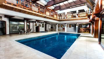 Piscina interna, funciona das 10h às 22h, espreguiçadeiras