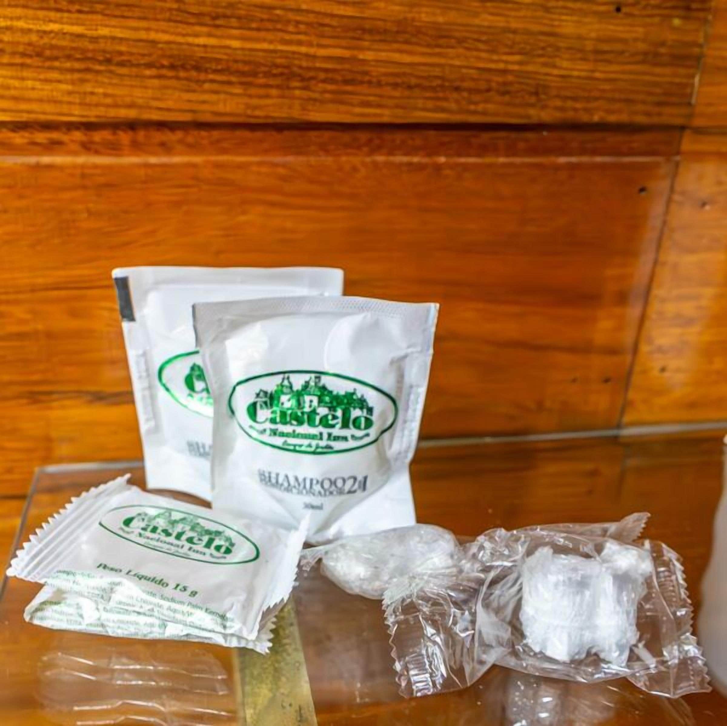 premium casal  | bathroom | shower, free toiletries, hair dryer, towels