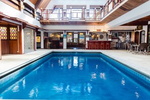 Innenpool, geöffnet von 10:00 Uhr bis 22:00 Uhr, Liegestühle