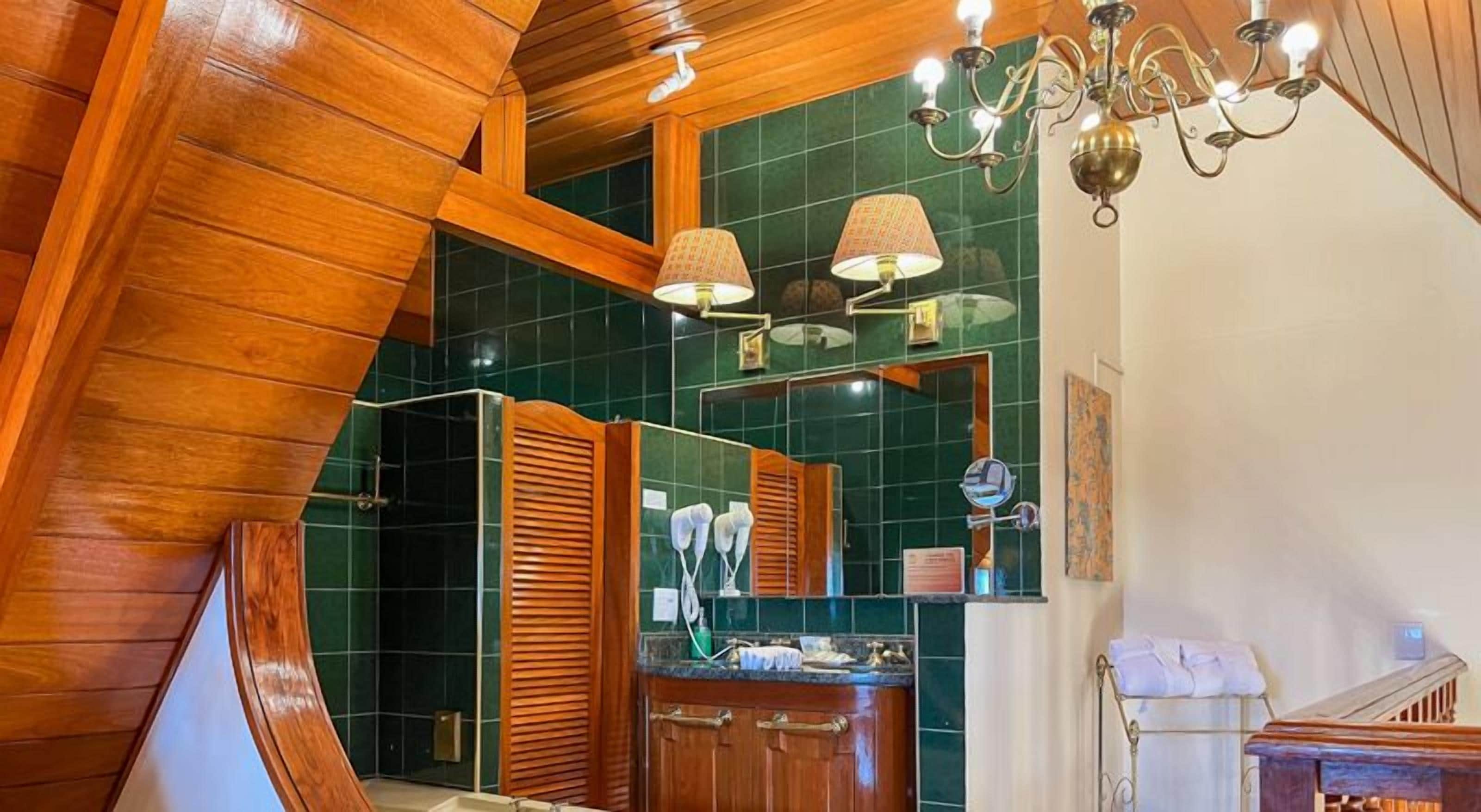 premium casal  | bathroom | shower, free toiletries, hair dryer, towels