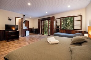 Minibar, escritorio y espacio para trabajar con laptop 