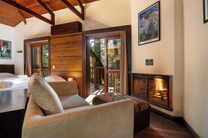 Minibar, escritorio y espacio para trabajar con laptop 