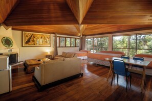 Minibar, desk, laptop workspace, blackout drapes - Surya-Pan Hotel Refúgio (Campos do Jordão)