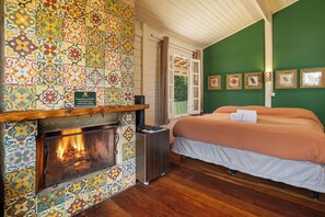 Suite Equilibrio Premium | Minibar, desk, laptop workspace, blackout drapes - Surya-Pan Hotel Refúgio (Campos do Jordão)