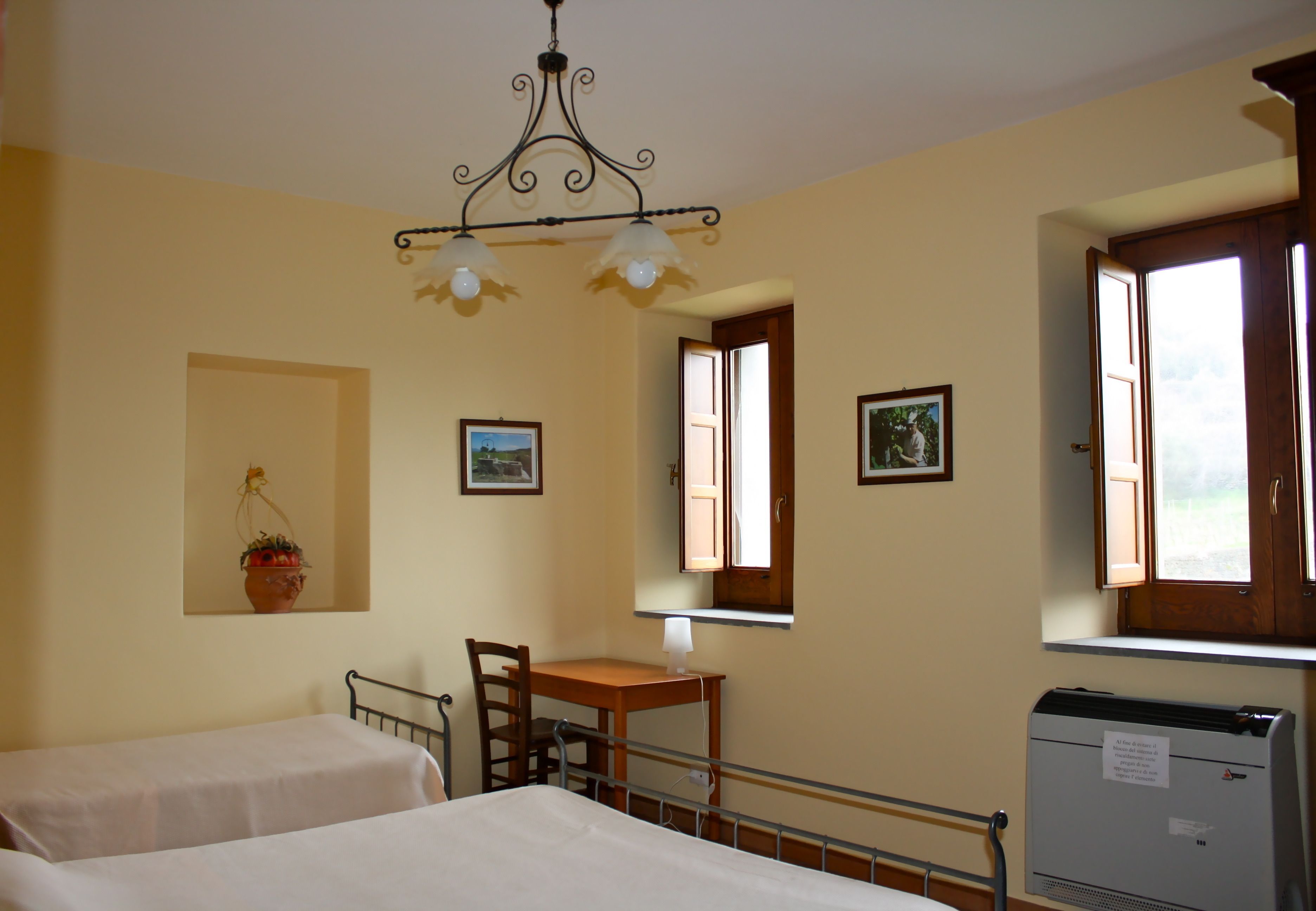 Una cassaforte in camera, culle/letti per bambini (a pagamento)