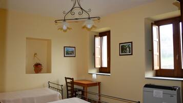 Una cassaforte in camera, culle/letti per bambini (a pagamento)