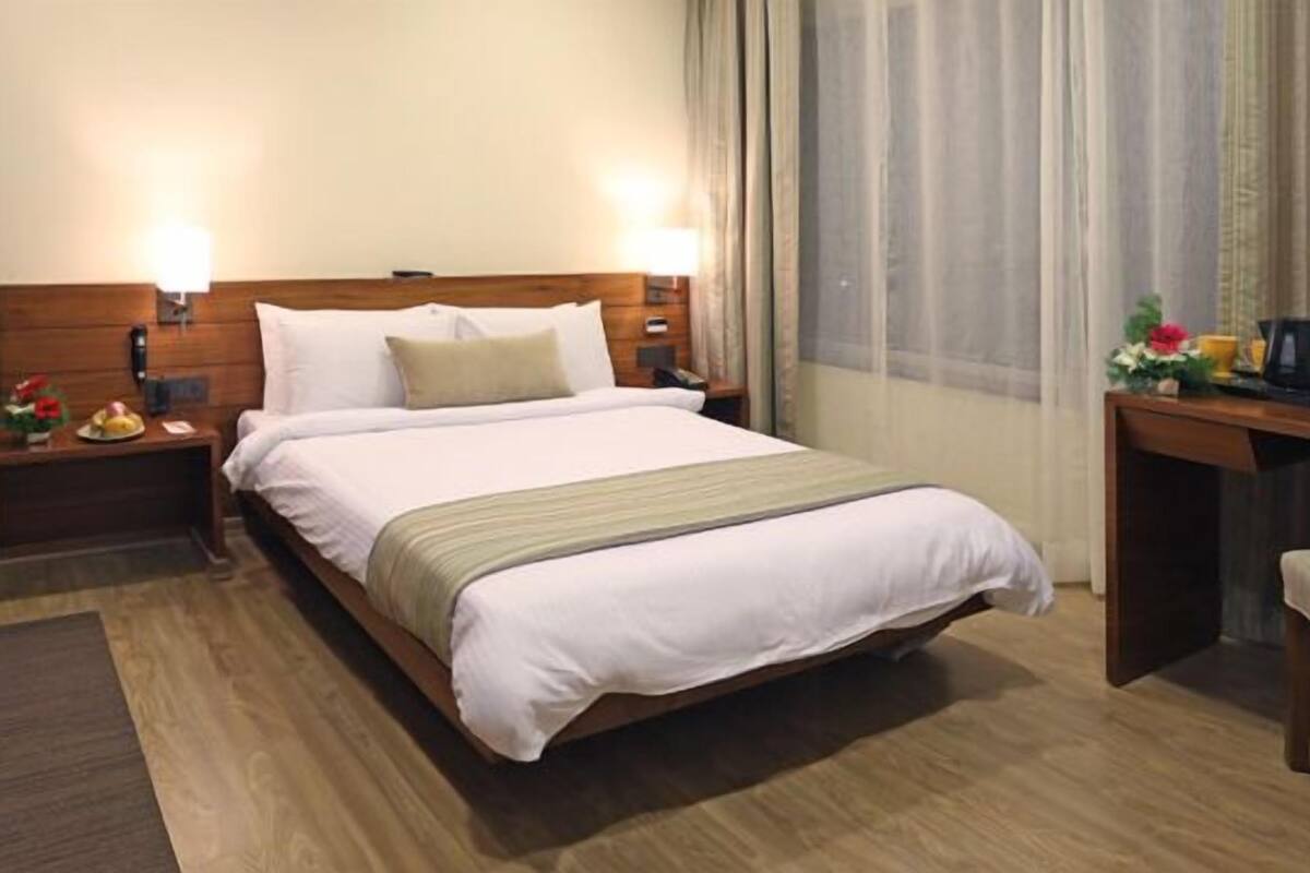 Premium bedding, in-room safe, desk, iron/ironing board