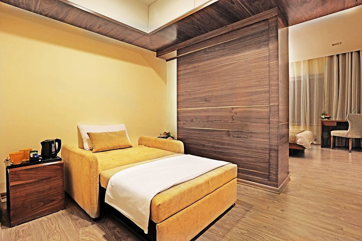 Junior Suite | Premium bedding, in-room safe, desk, iron/ironing board