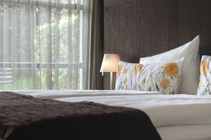 Ropa de cama de alta calidad y caja de seguridad en la habitación