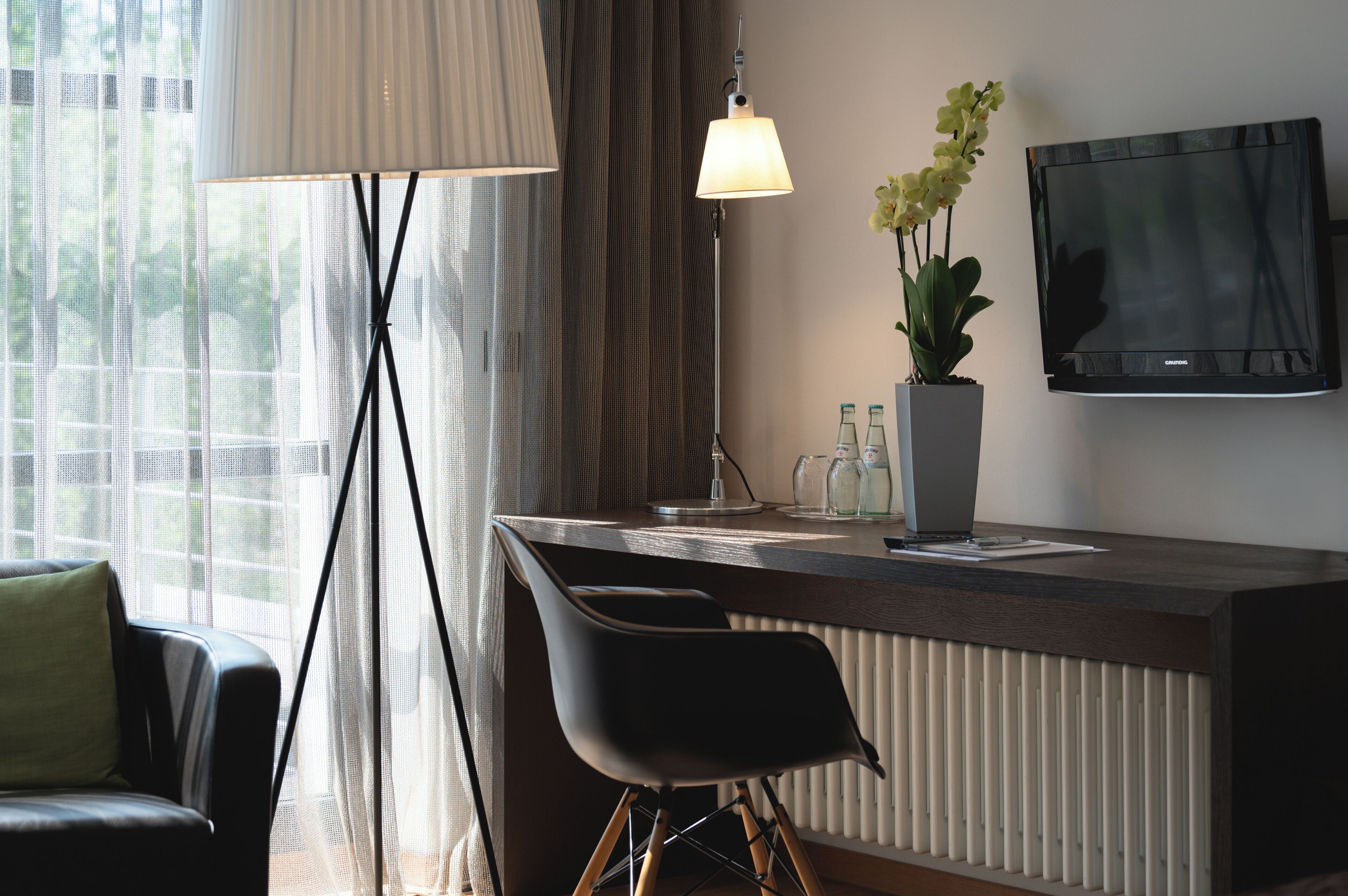 premium bedding, in-room safe, desk, laptop workspace