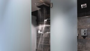 A modern shower with a vertical water feature and a control panel. - GolfHotel Gut Neuenhof (Fröndenberg/Ruhr)