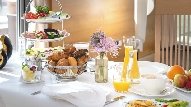 A breakfast buffet with various food items, including pastries, fruits, and beverages. - GolfHotel Gut Neuenhof (Fröndenberg/Ruhr)