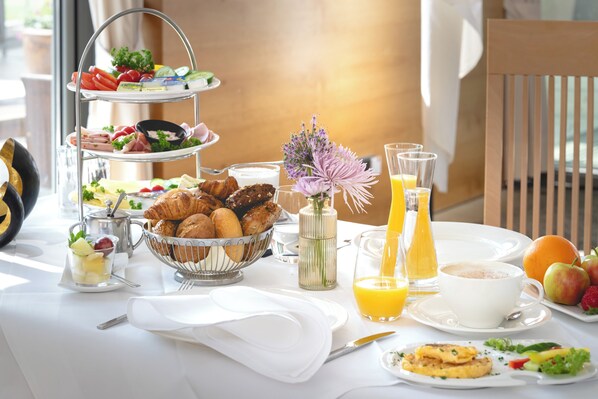 Daily buffet breakfast (EUR 15.9 per person) - GolfHotel Gut Neuenhof (Fröndenberg/Ruhr)