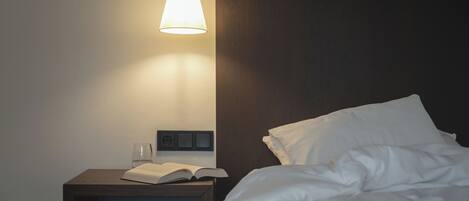 Ropa de cama de alta calidad y caja de seguridad en la habitación