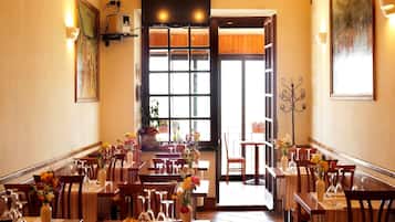Servizio di colazione, pranzo e cena