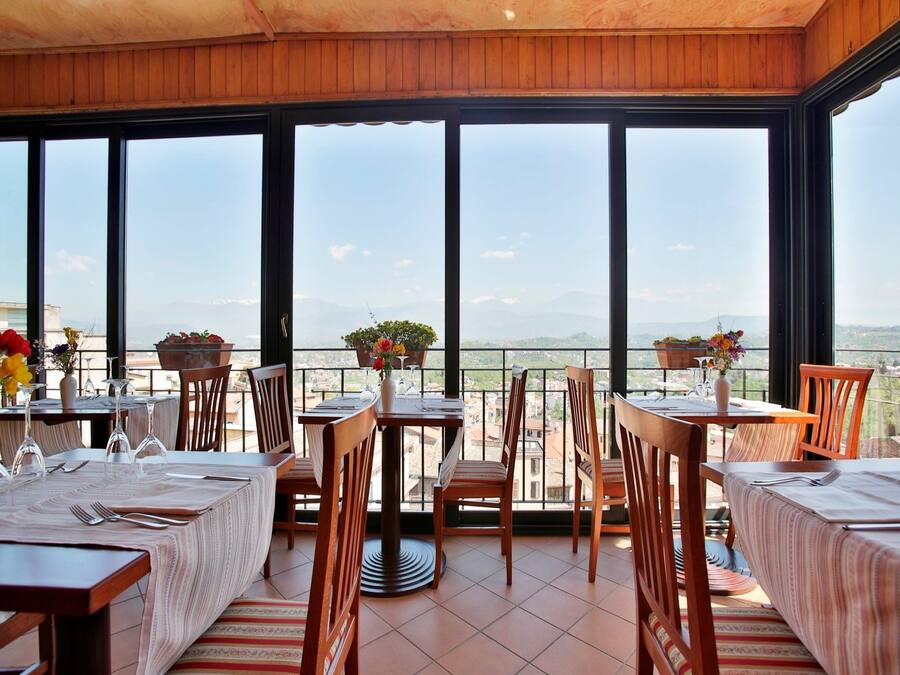 Breakfast, lunch, dinner served; Italian cuisine