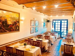 Se sirven desayunos, almuerzos y cenas; cocina italiana