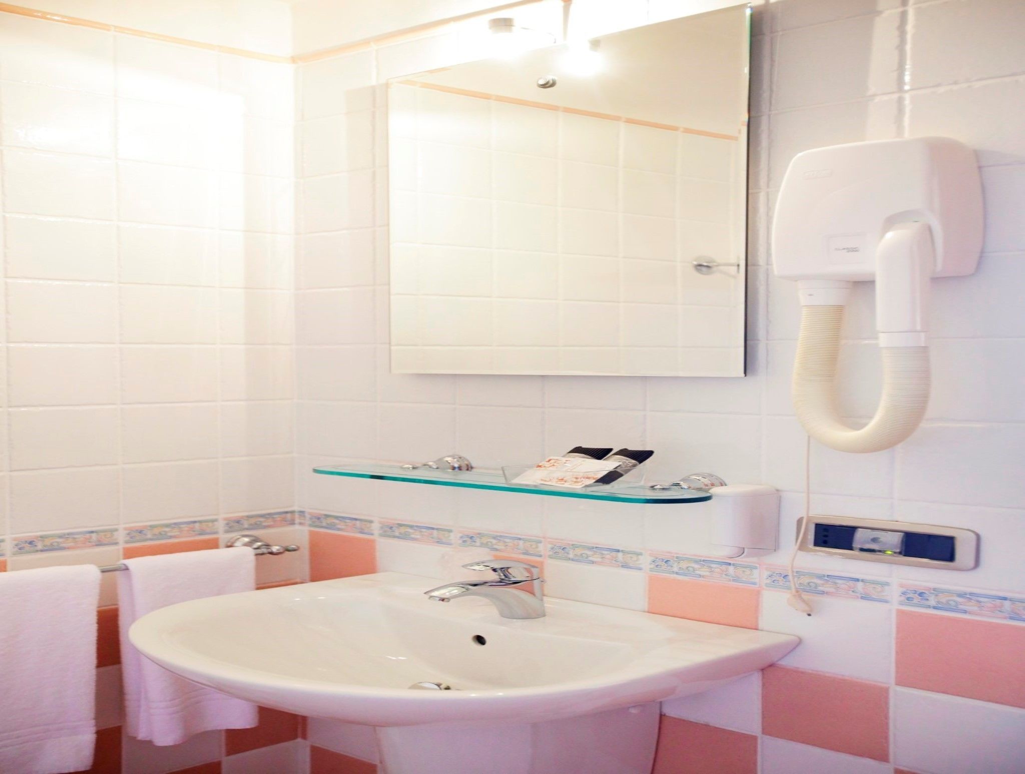 single room | bathroom | shower, free toiletries, hair dryer, bidet