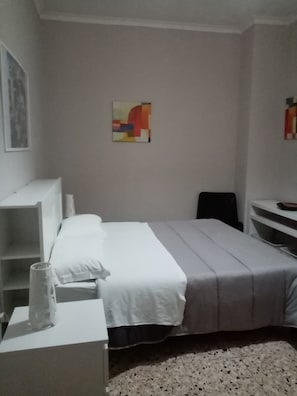 Bureau, Wi-Fi gratuit, draps fournis