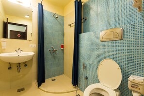 Ein Badezimmer mit Waschbecken, Toilette und Dusche.