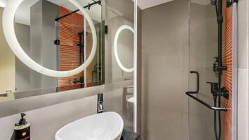 Deluxe kamer | Badkamer | Een douche, pantoffels, handdoeken