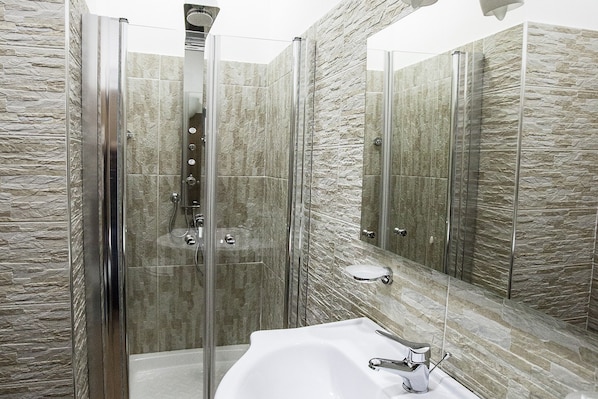 Caixa forta a l'habitació, escriptori, wifi gratuïta i roba de llit