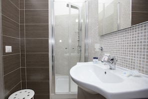 Dutxa, articles de tocador gratuïts, assecador de cabells i bidet