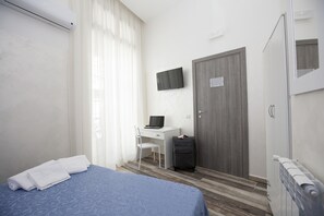 Shower, free toiletries, hair dryer, bidet - Orsa Maggiore Hotel (Naples)