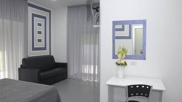 Zimmersafe, Schreibtisch, kostenloses WLAN, Bettwäsche