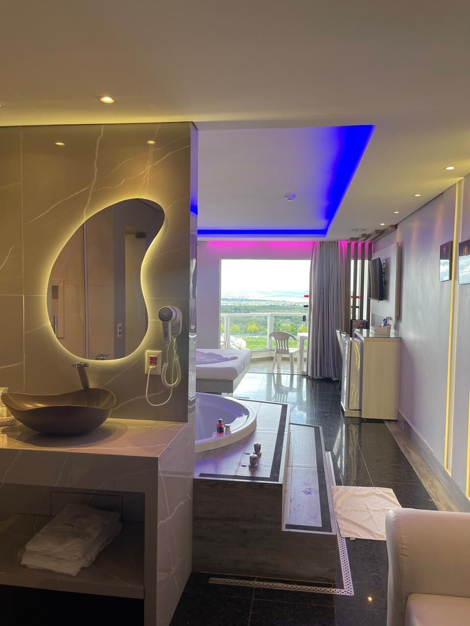 Chambre luxueuse | Minibar, literie fournie