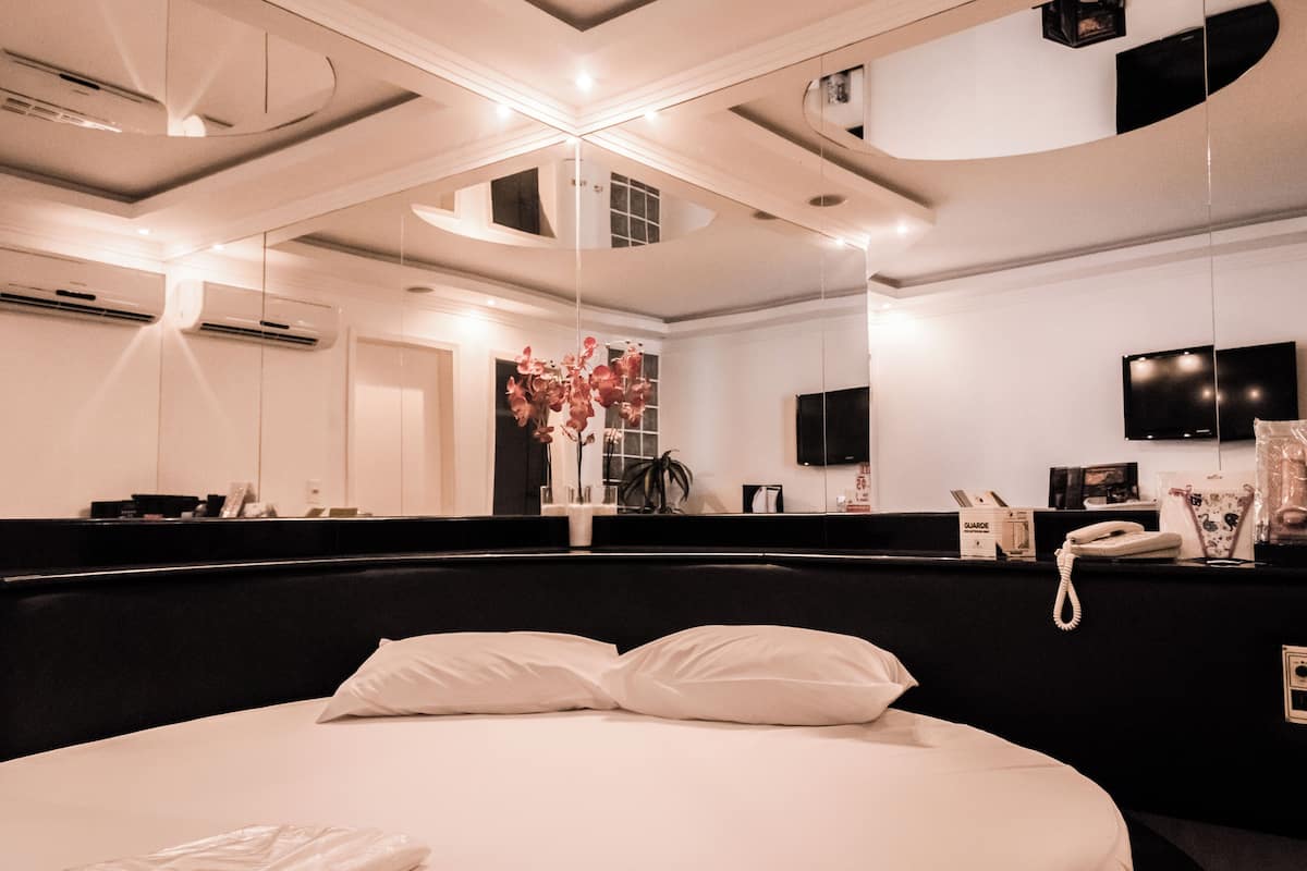 Standard Double Room | Minibar, bed sheets