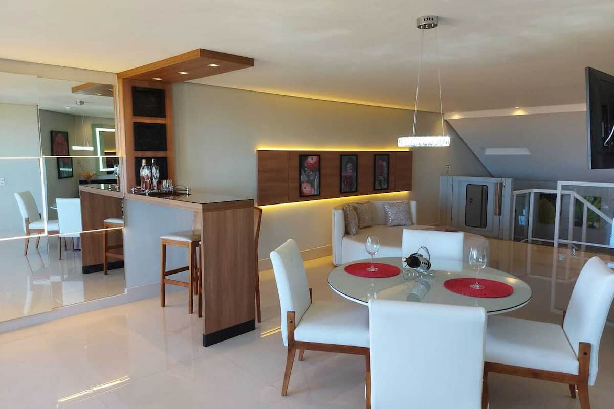 Presidentiële kamer | Een minibar, beddengoed