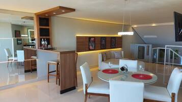 Quarto presidencial | Frigobar, roupa de cama