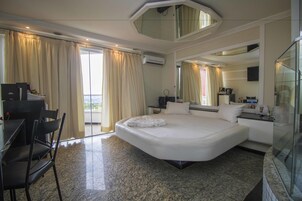 Quarto casal clássico | Frigobar, roupa de cama